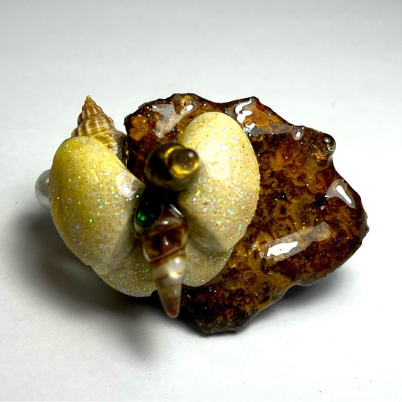 Handcrafted Shell Hair Clip - Picture 4 of 5